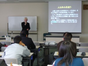 群馬県社会福祉協議会で行われた福祉教育セミナーで相羽が講演をしている様子